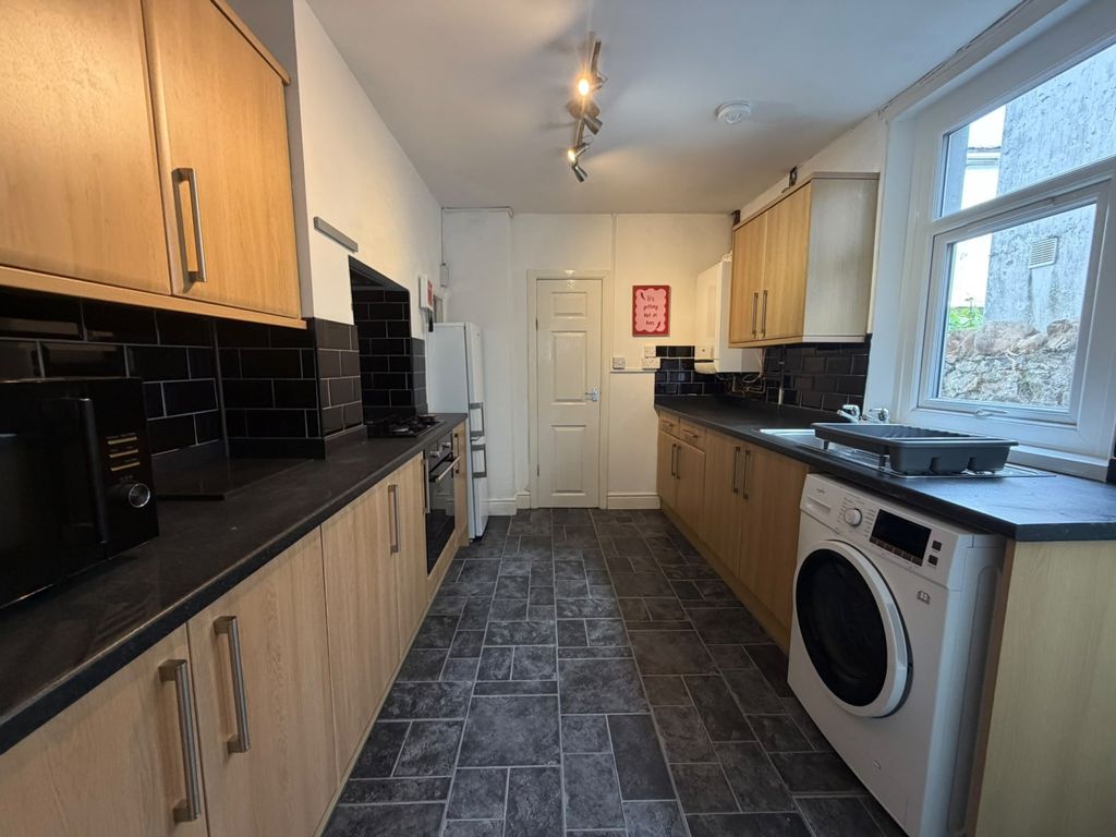 Property photo 3 of 6 672A02E5-40Eb-4715-B01B-0B53F43De222