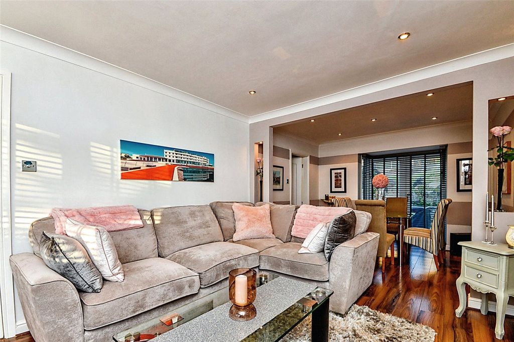 Property photo 3 of 16 Open Plan Aspect