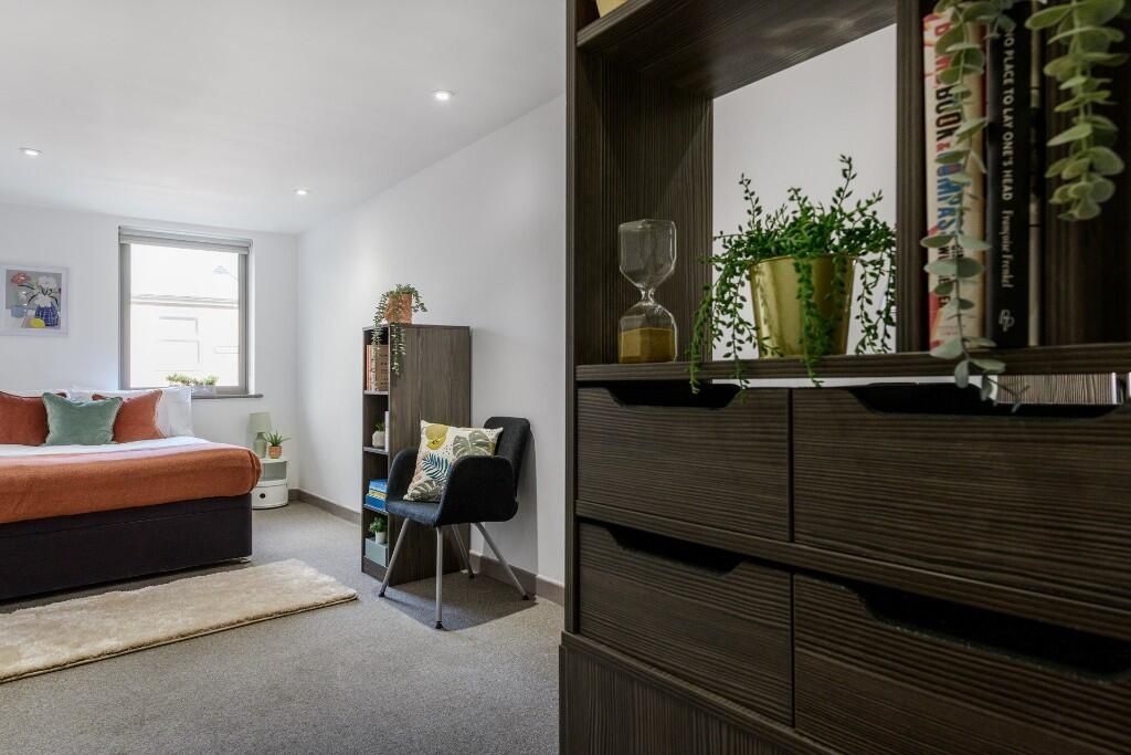 Property photo 3 of 7 A Well-Presented Double Bedroom Featuring A Comfor...
