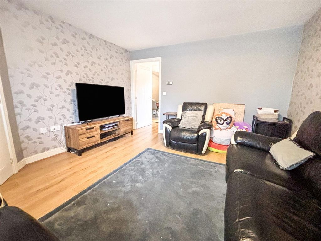 Property photo 3 of 16 Lounge