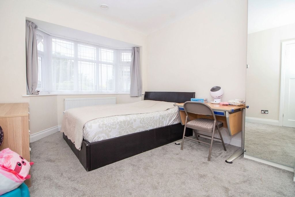 4 bed semi-detached bungalow for saleCompton Place, Carpenders Park WD19 photo 5