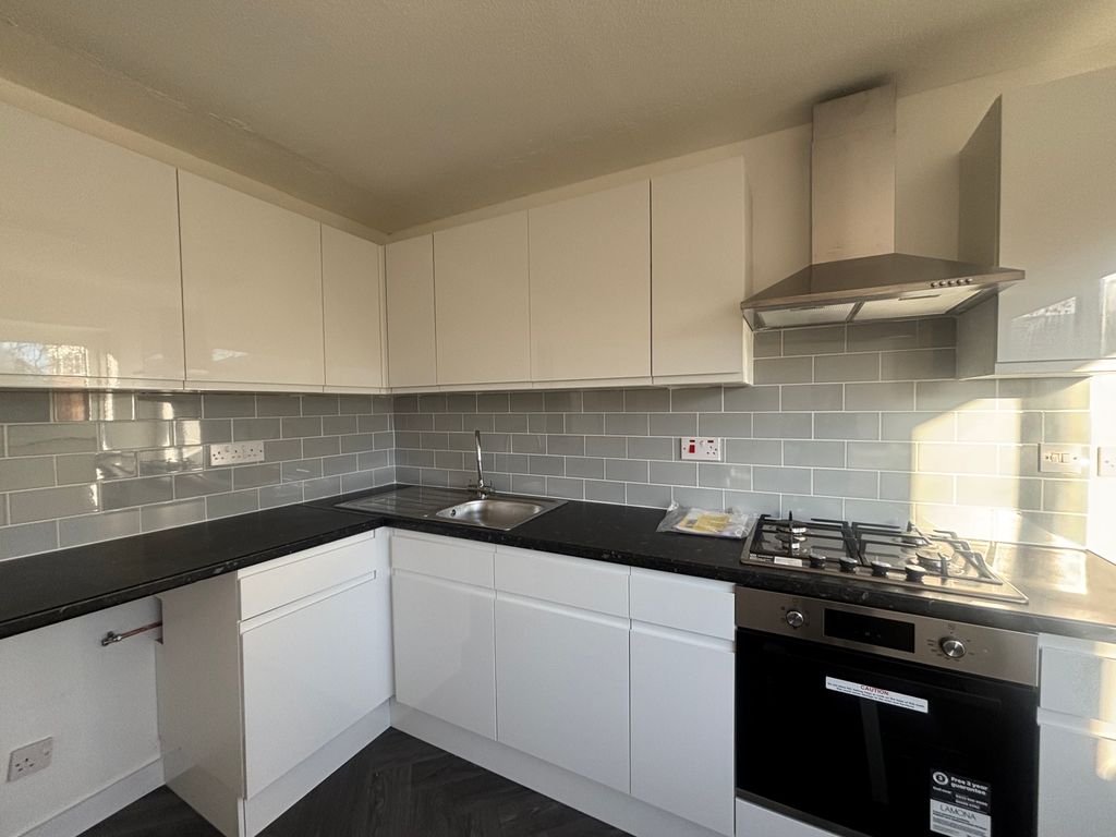 Property photo 3 of 11 Kitchen