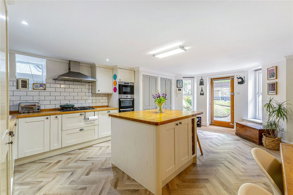Property photo 3 of 14 Kitchen