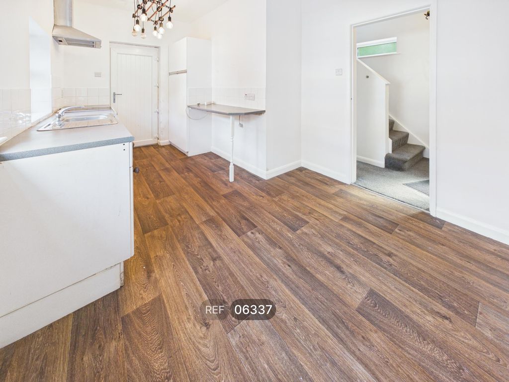 Property photo 3 of 19 Kitchen