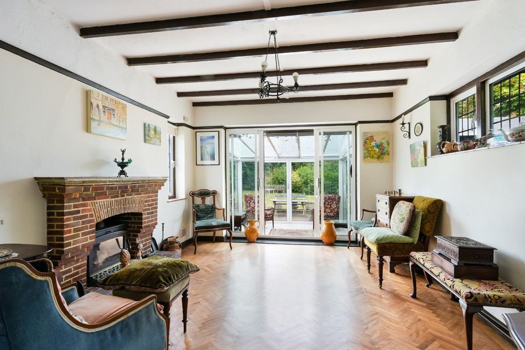 Property photo 2 of 18 Lywood Close