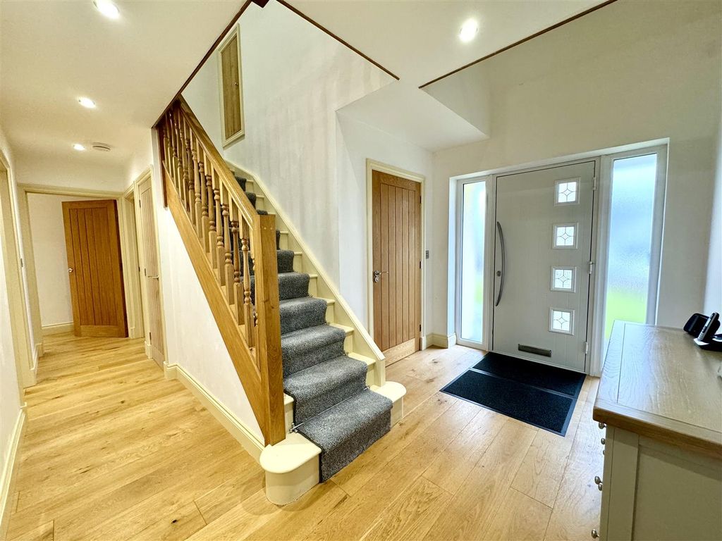 Property photo 2 of 31 Entrance Hall