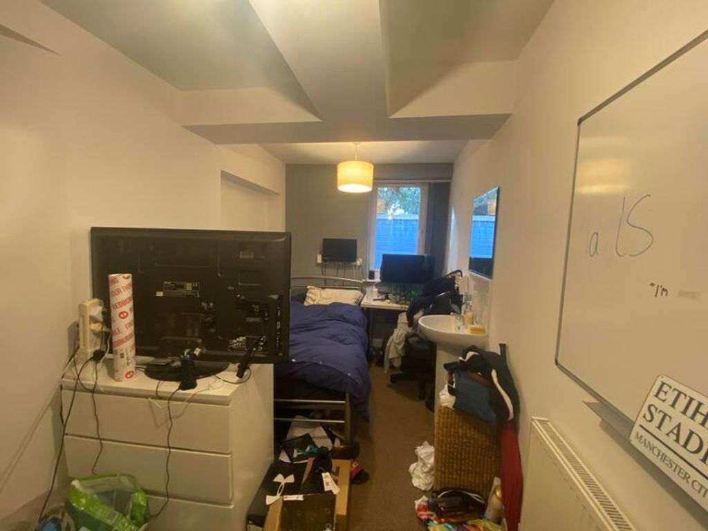Property photo 3 of 14 A Double Bedroom That Offers A Cozy Space, Featuri...