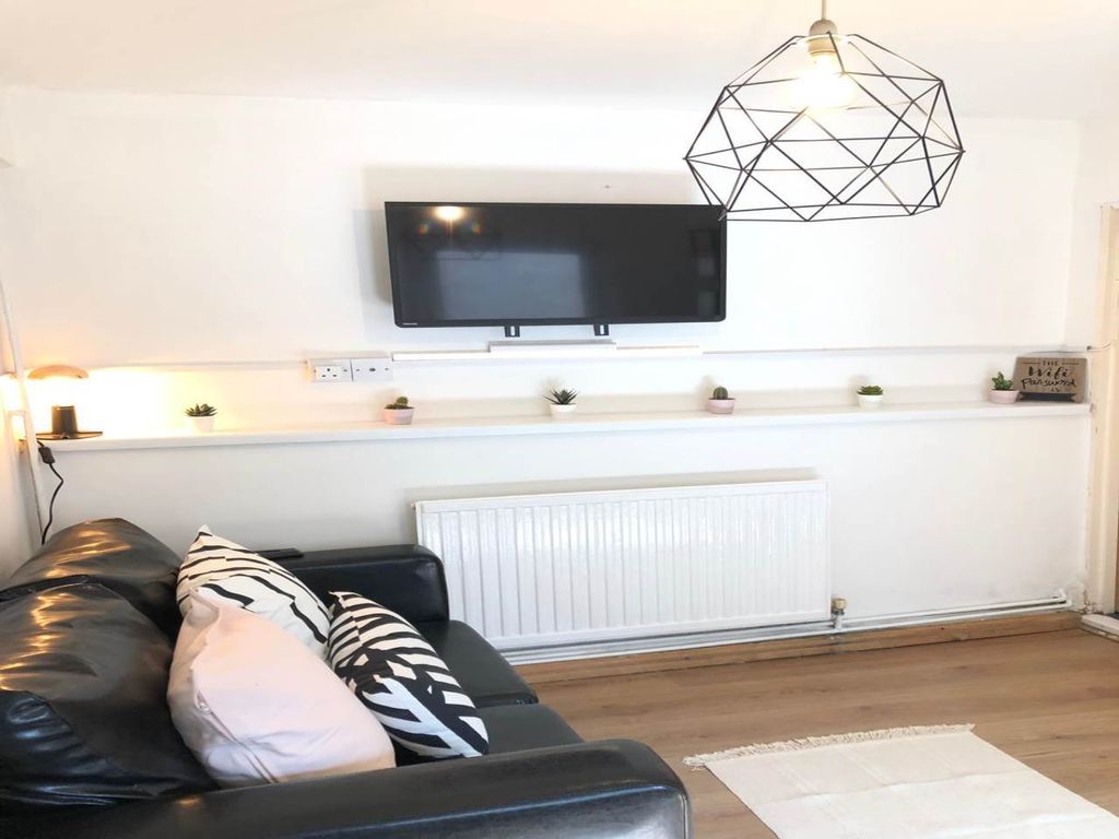 Property photo 3 of 16 0C6F3747-9Ca1-473F-8E55-7Eebf8Be1C89