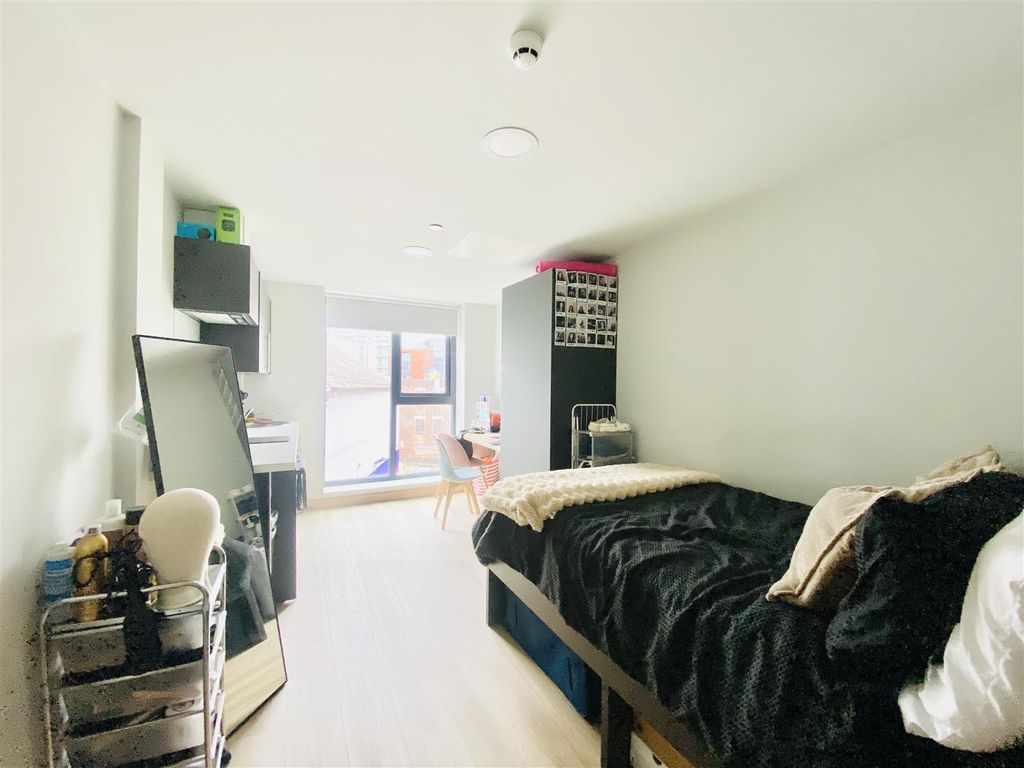Property photo 3 of 8 Studio