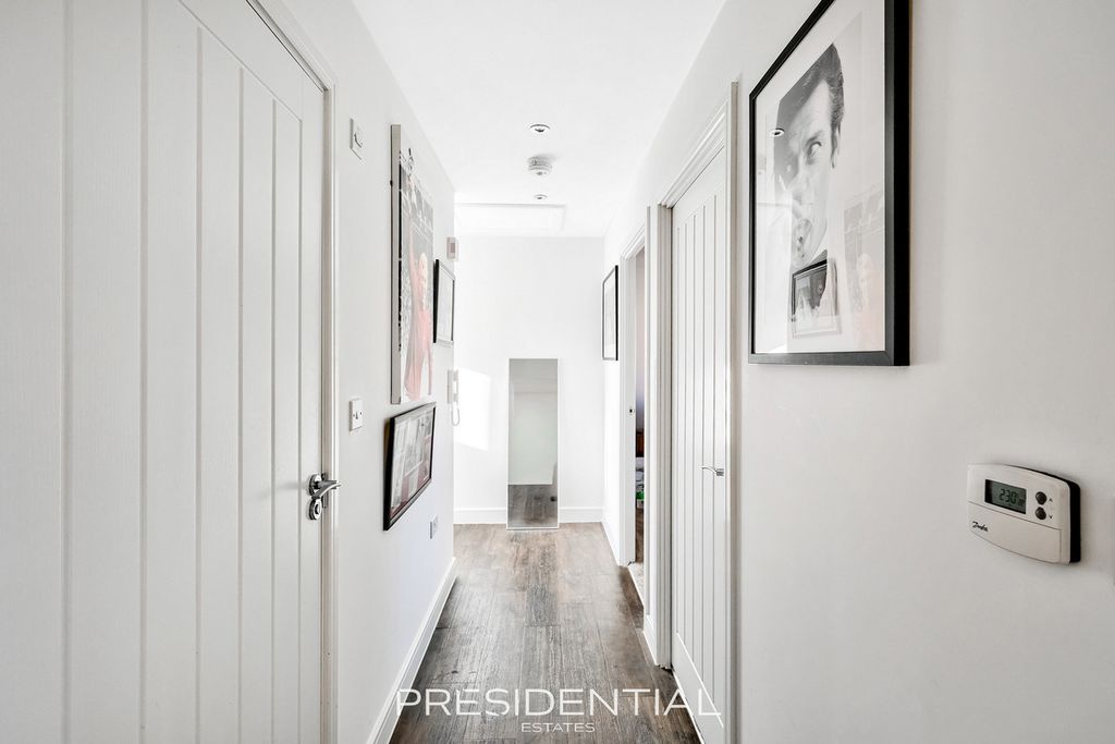 Property photo 2 of 25