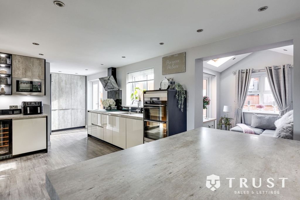 Property photo 3 of 47