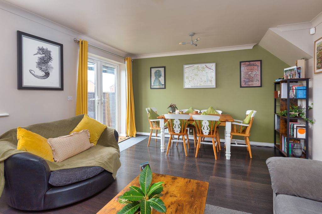 Property photo 2 of 17 Lounge Through Diner