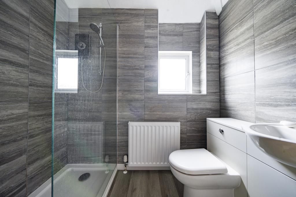 Property photo 2 of 10 Bathroom