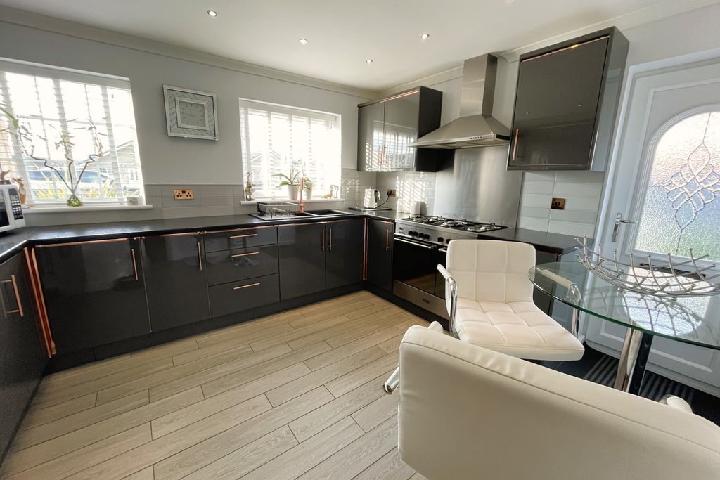 Property photo 3 of 16 5