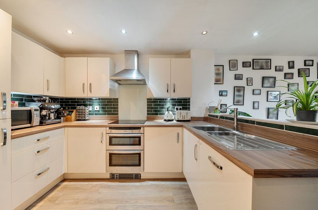 Property photo 3 of 13 Kitchen / Diner / Family Room