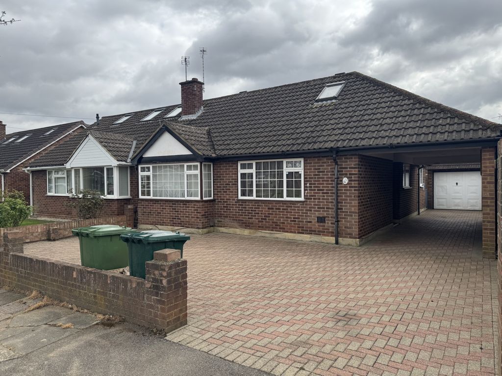 Property photo 1 of 10 Three Bed Bungalow To Rent Tw19