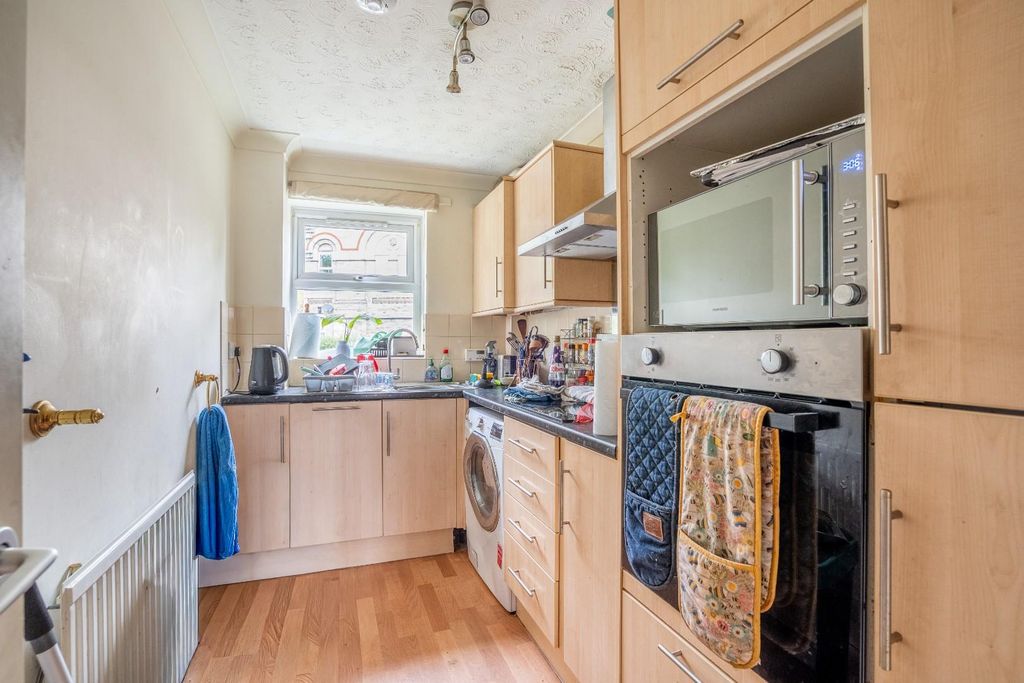 Property photo 2 of 7 Kitchen