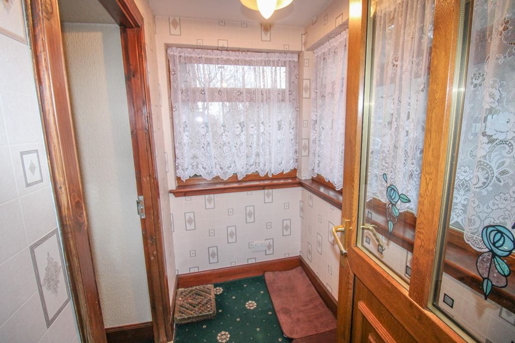 Property photo 3 of 18 Entrance Hall.Jpg