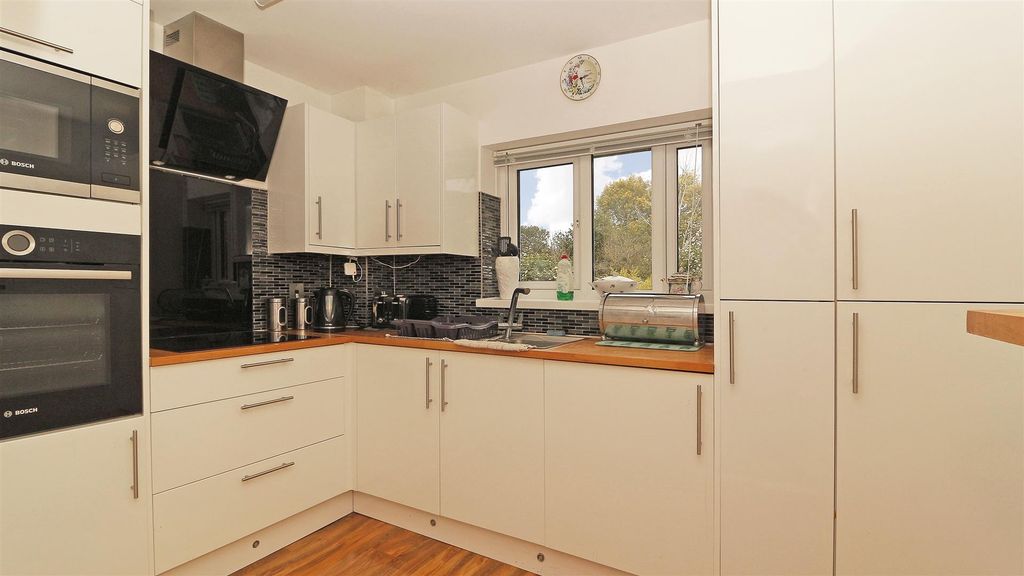 Property photo 3 of 7 Kitchen