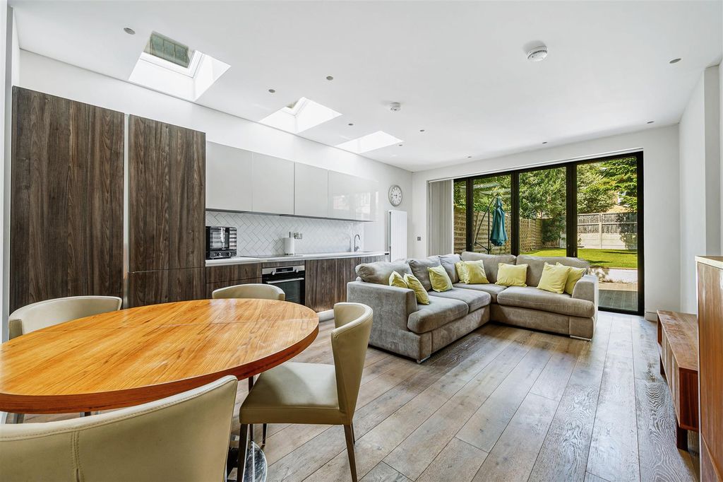 Property photo 1 of 13 Flat 1, 35 Leythe Road-3.Jpg