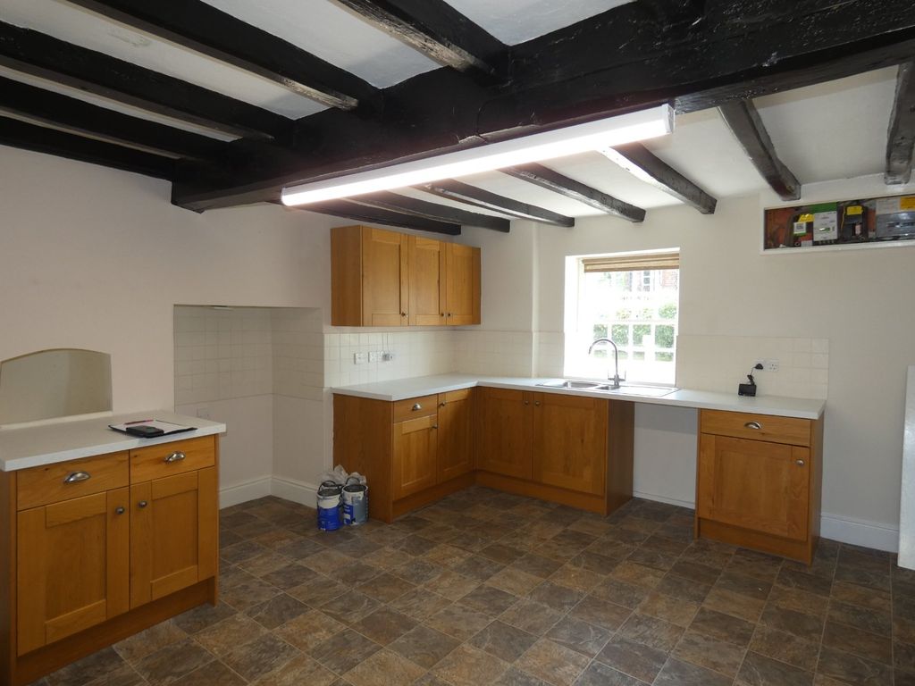 Property photo 3 of 11 Kitchen