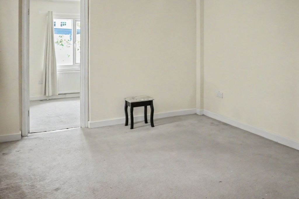 Property photo 2 of 9 Flat 2, 77 Babington Road, Streatham, London, Sw16 6An