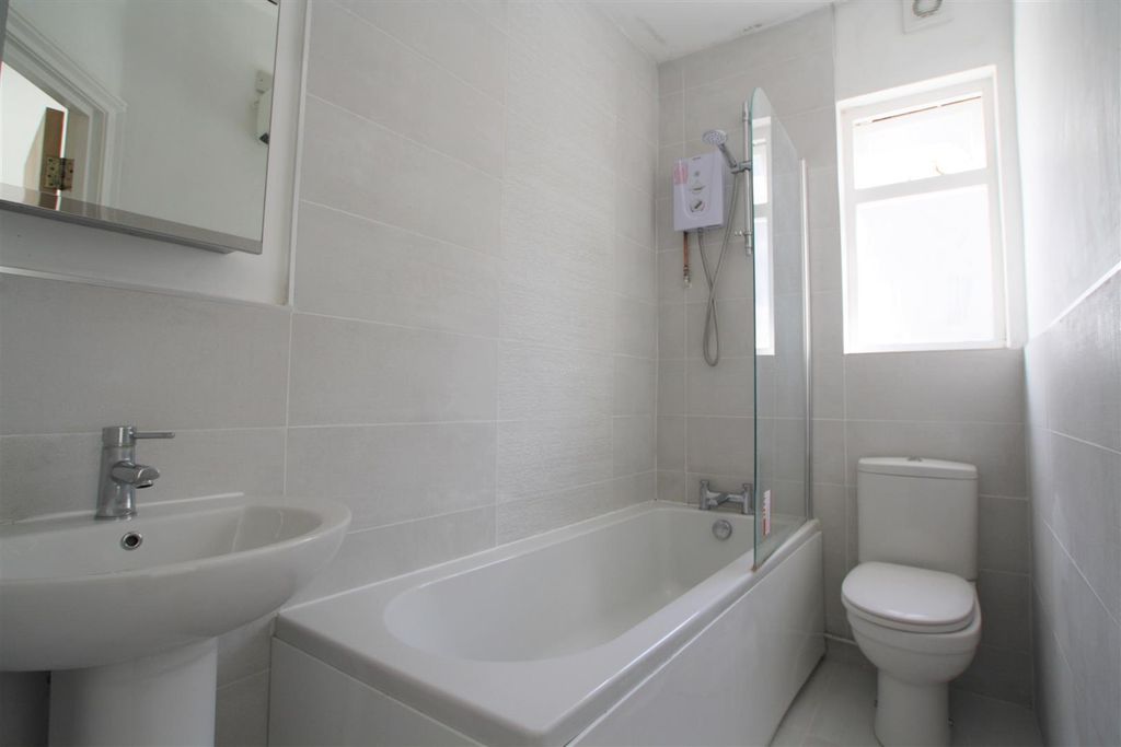 Property photo 3 of 10 Bathroom