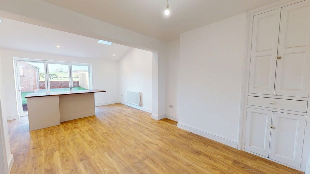 Property photo 3 of 16 Upper High Street