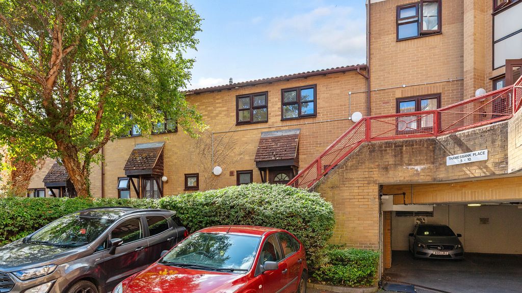 Property photo 1 of 17 4 Thamesbank Place, Thamesmead, London, Se28 8Pr