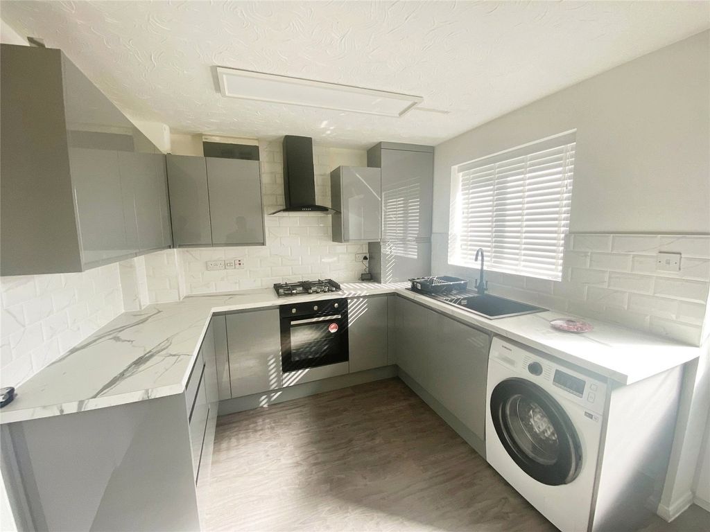Property photo 2 of 10 Kitchen