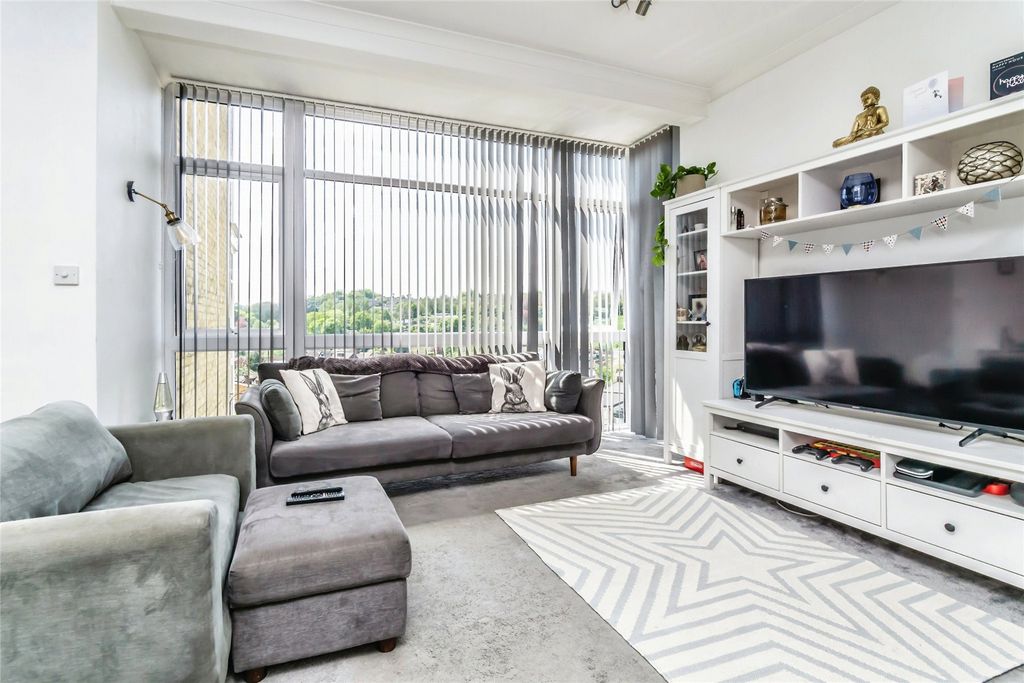 Property photo 2 of 26 Lounge