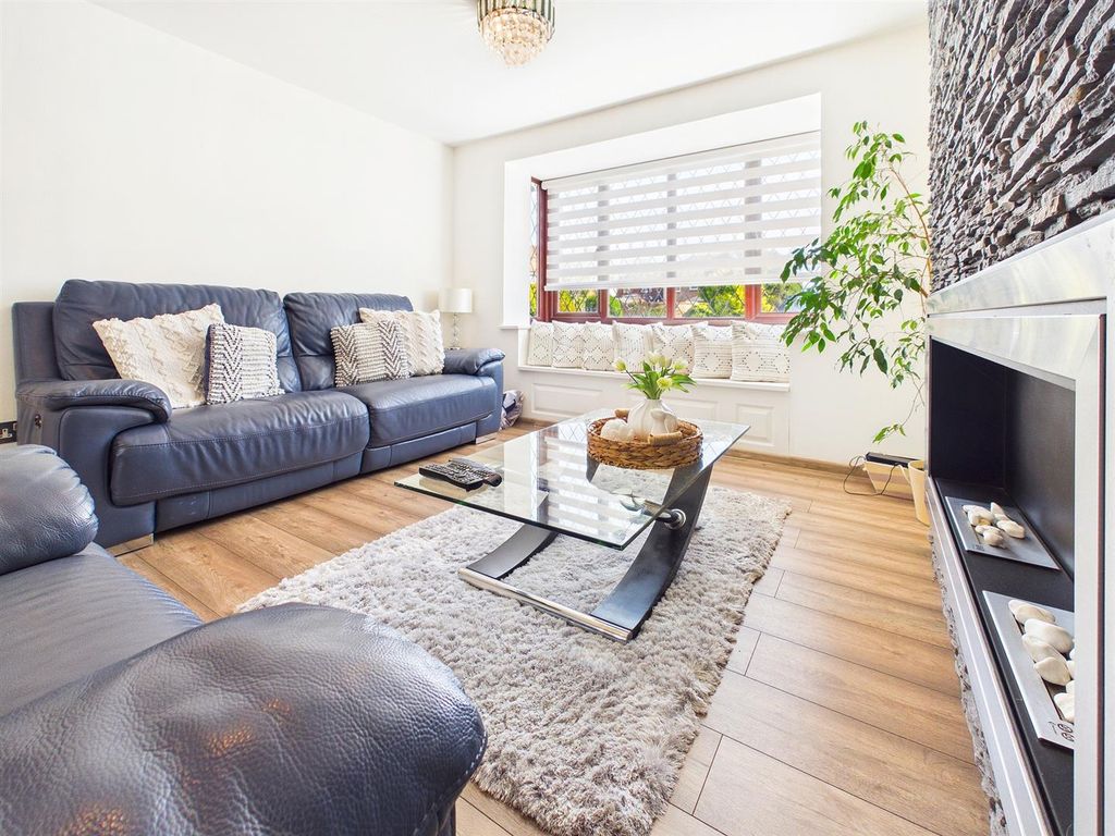 Property photo 3 of 27 Lounge