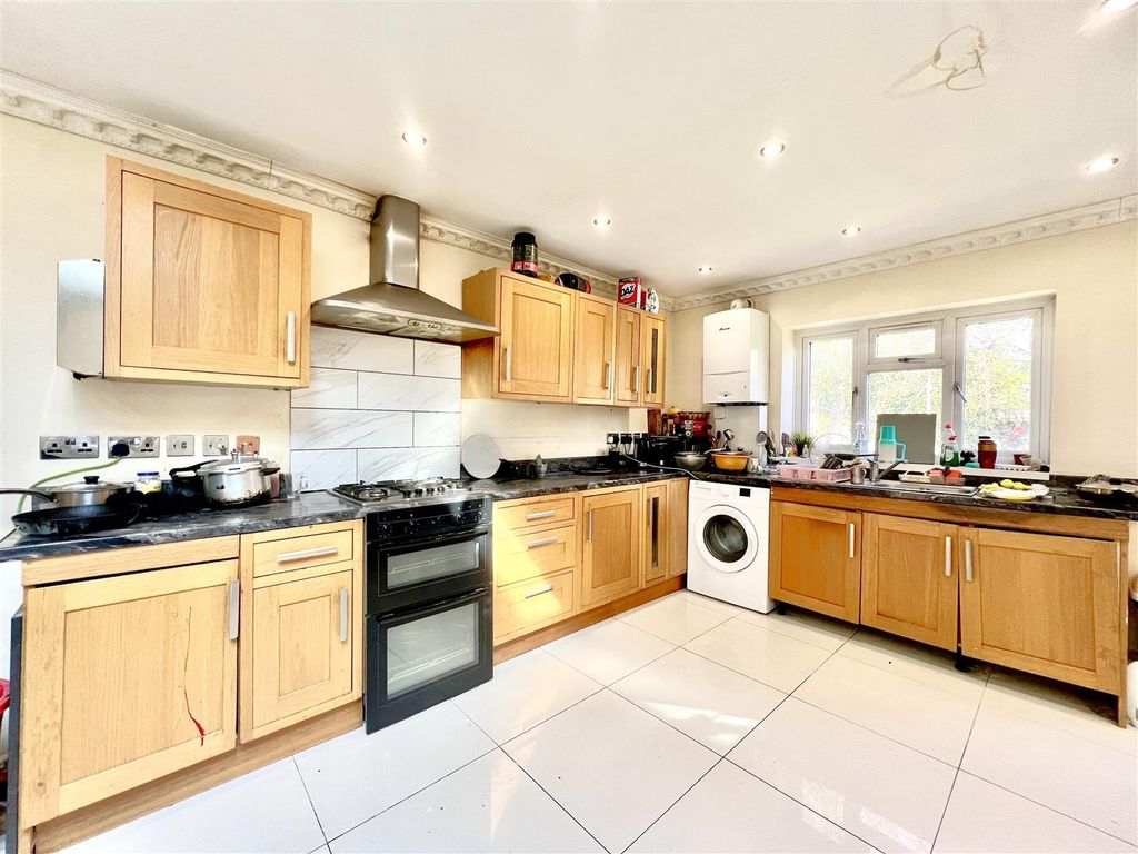 Property photo 3 of 9 Kitchen