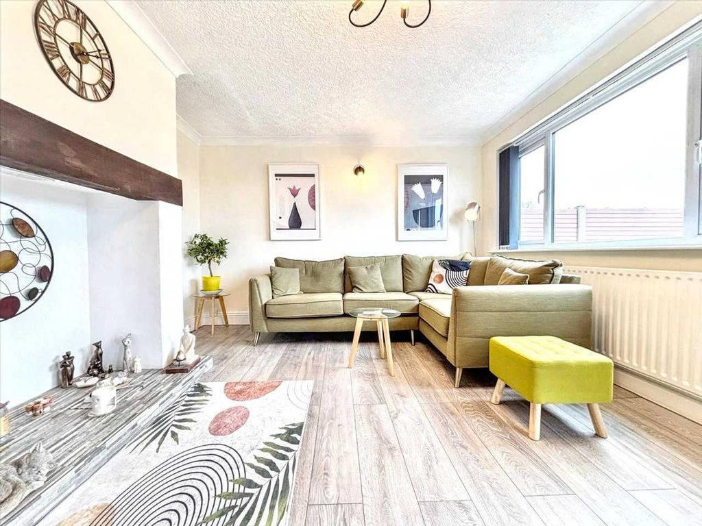 Property photo 2 of 24 Lounge