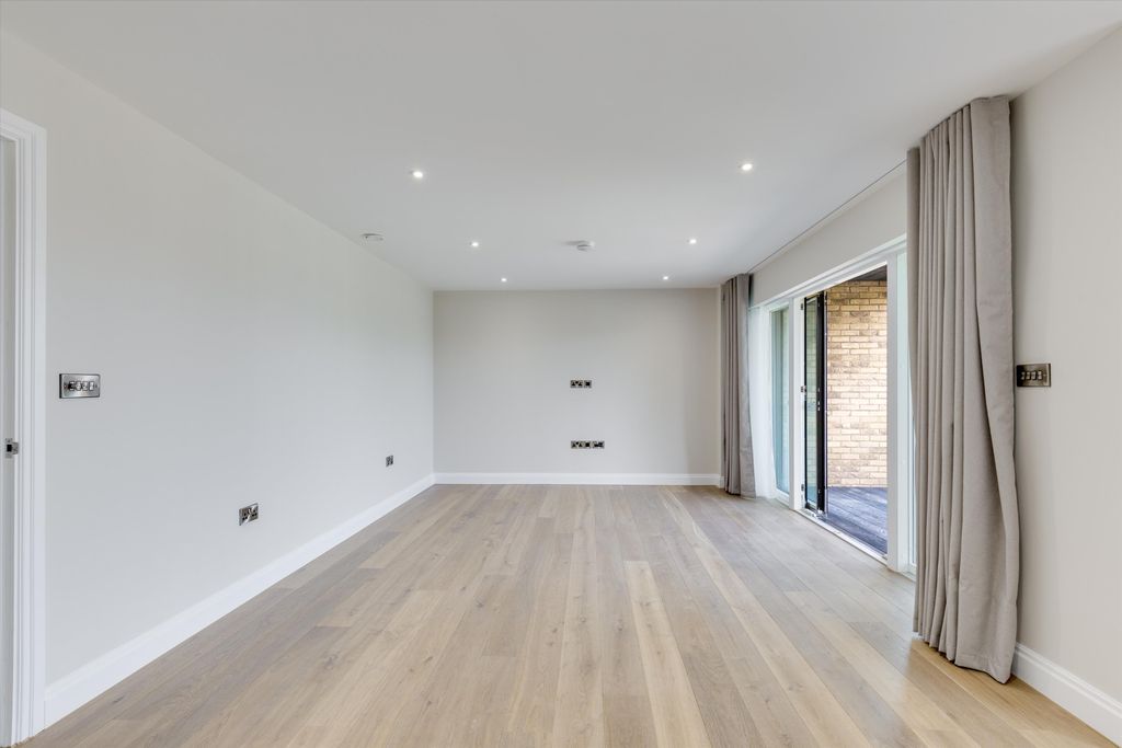 Property photo 2 of 17 Image