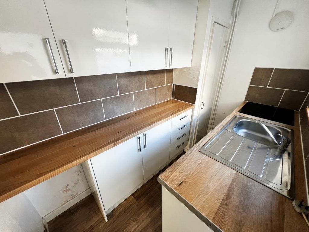 Property photo 2 of 7 Kitchen