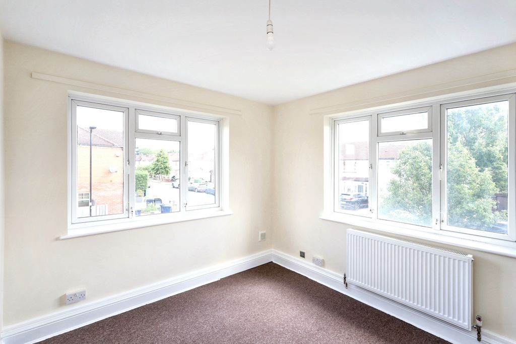 Property photo 2 of 11 13 Cotswold Court, Hodder Drive, Perivale, Greenford, Ub6 8Lj