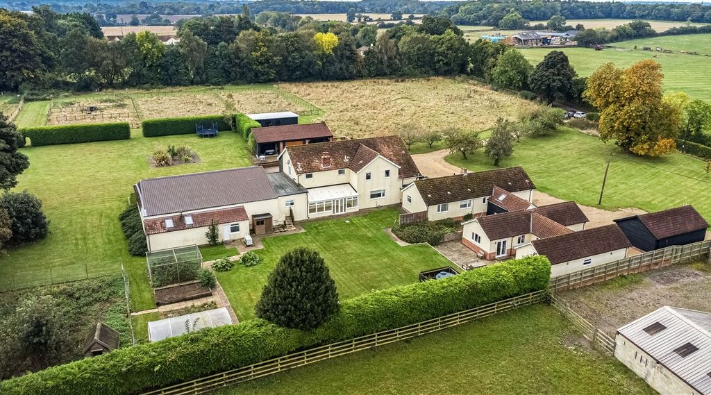Property photo 3 of 27 Grove Farm House