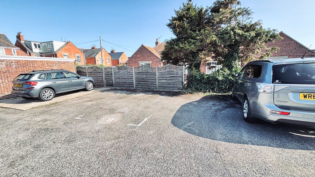 Property photo 2 of 12 Parking