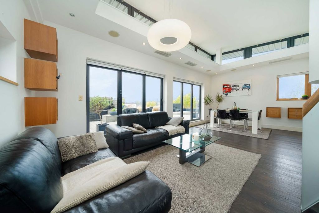 Property photo 2 of 8