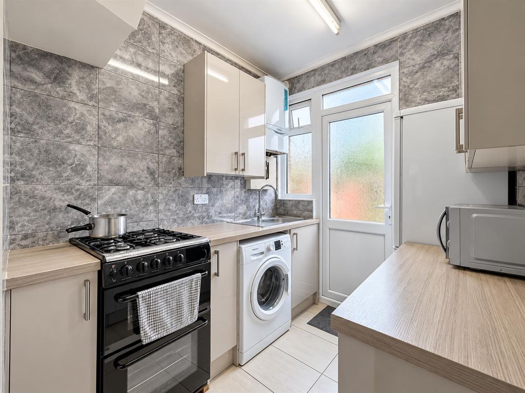 Property photo 3 of 10 Kitchen