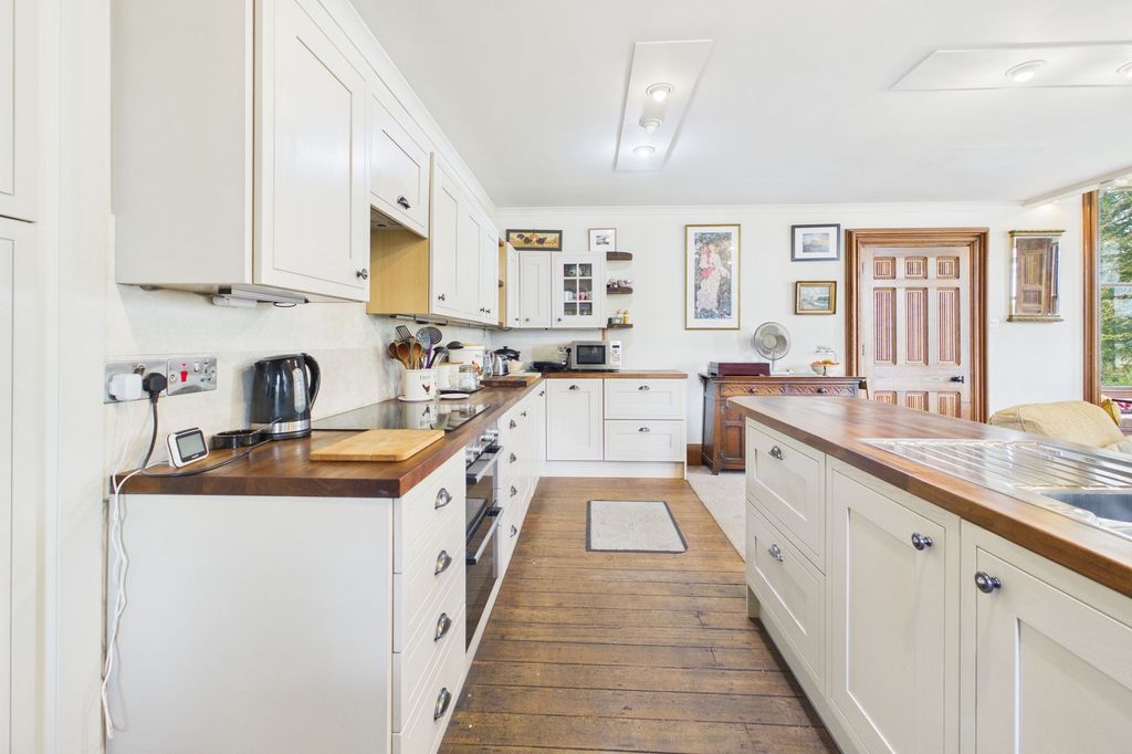 Property photo 3 of 44