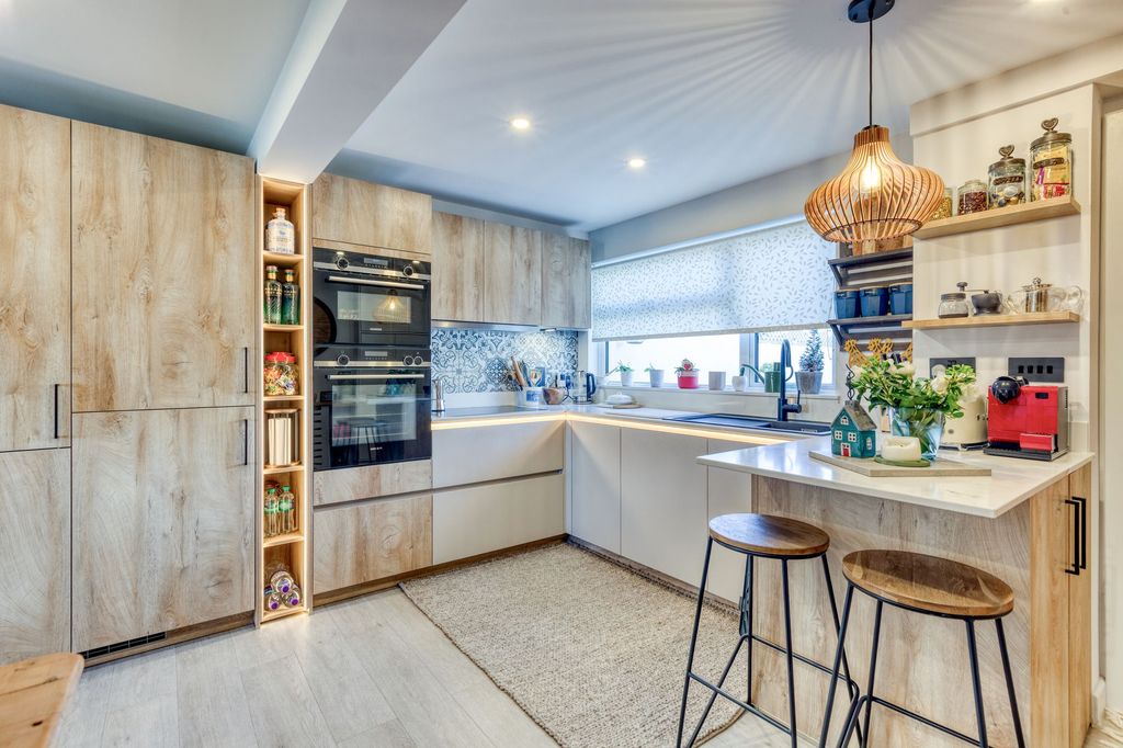 Property photo 2 of 27