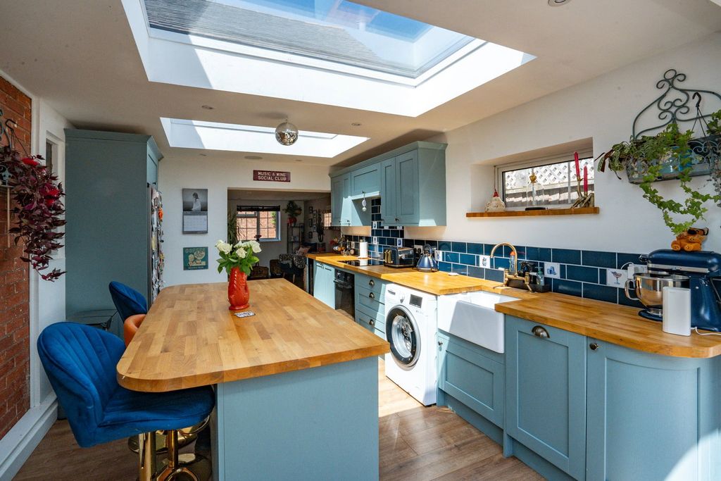 4 bed detached house for saleLower Interfields, Malvern WR14 photo 5