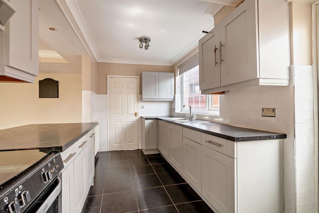 Property photo 3 of 14 8649917-Interior13-800.Jpg