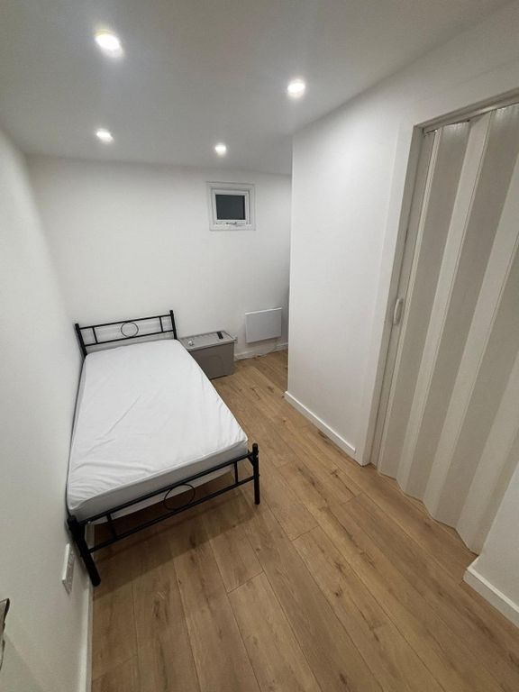 Property photo 1 of 4 Bright Modern Bedroom With Stylish Wood Flooring...