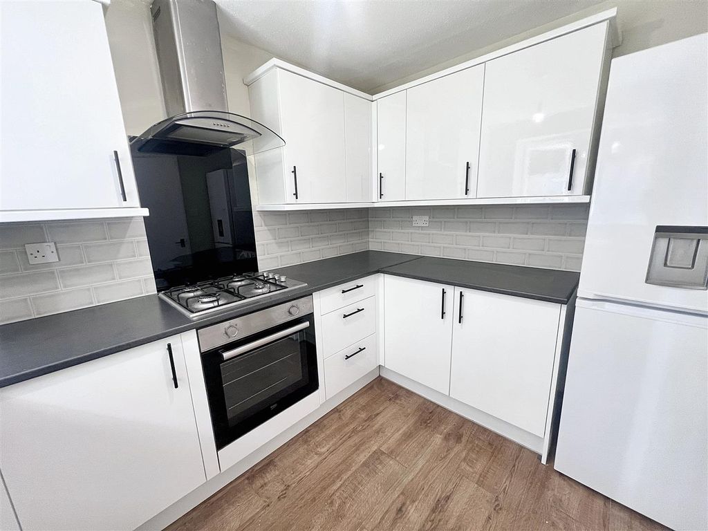 Property photo 3 of 9 Kitchen