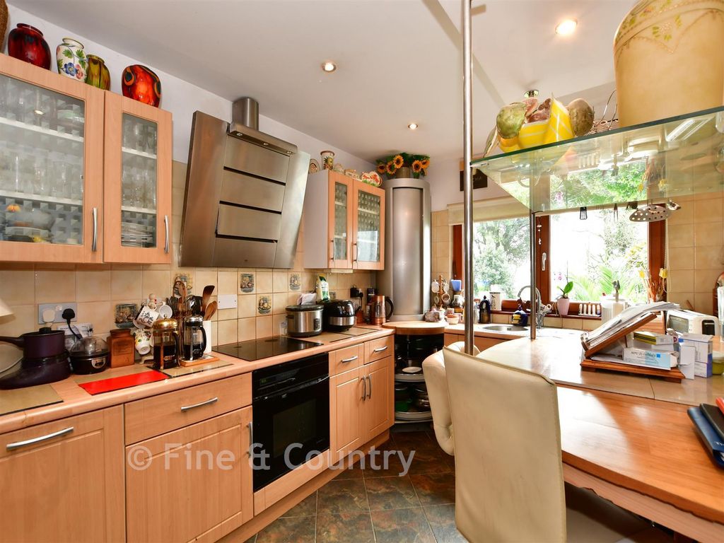 Property photo 3 of 13 Kitchen*