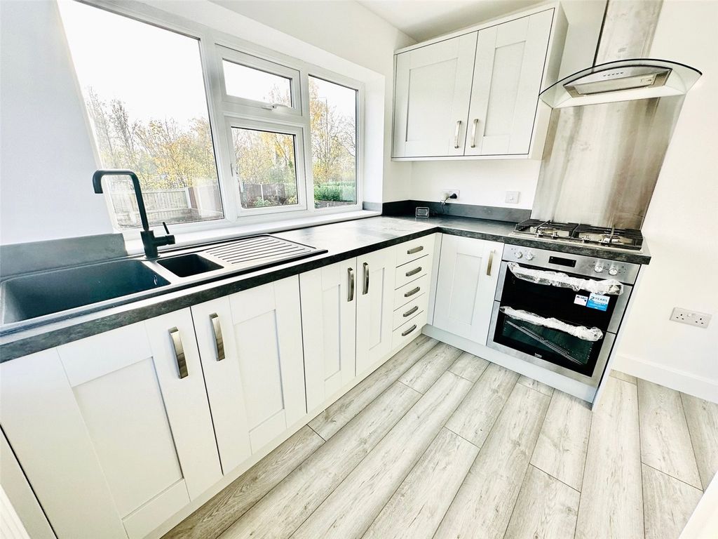 Property photo 3 of 10 Kitchen