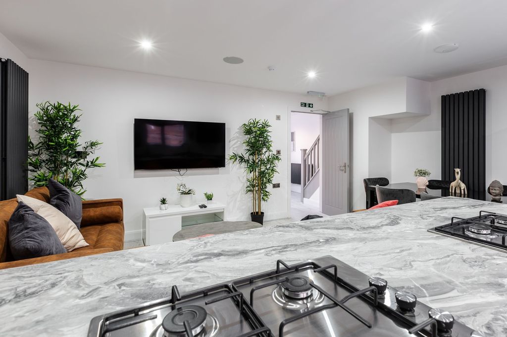 Property photo 1 of 6 A Bright And Spacious Living Area With Contemporar...